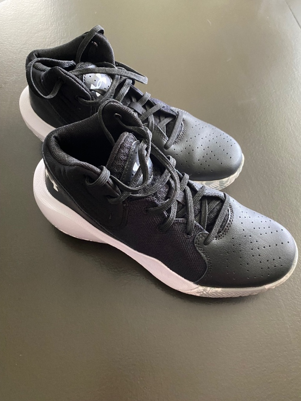 Girls black Under Armour basketball sneakers size 6.5Y